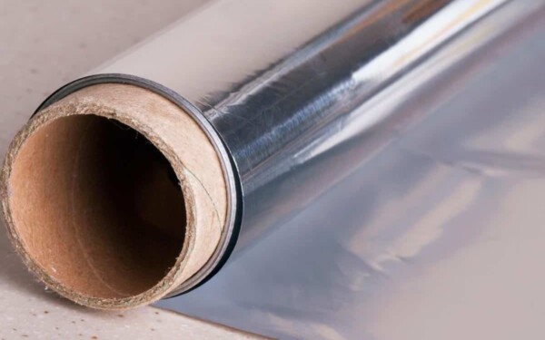 Pourquoi la feuille d'aluminium est-elle brillante d'un côté et mate de l'autre ?