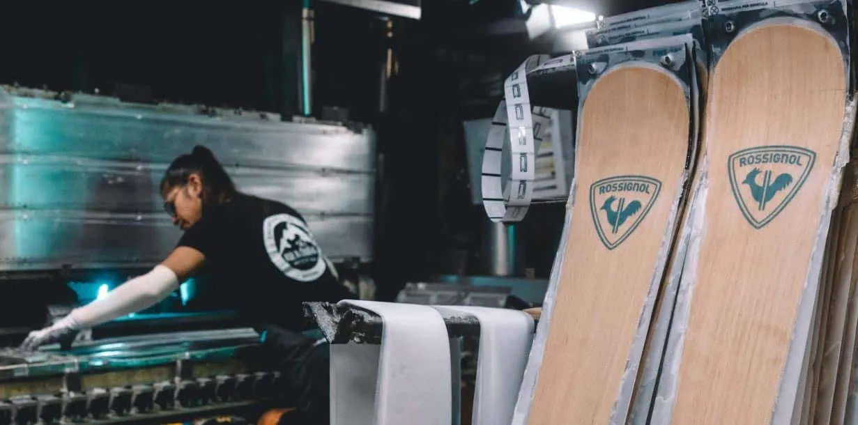 Un ouvrier fabrique des skis dans une usine