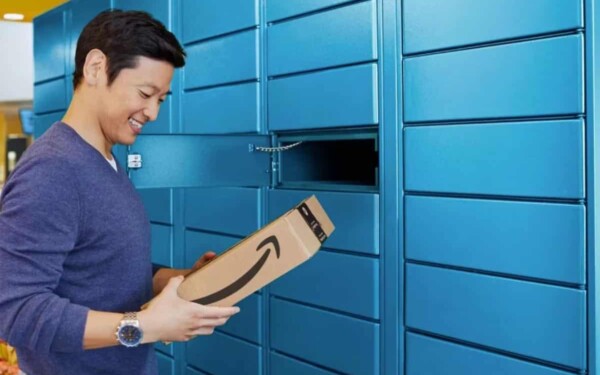 Photo d'un homme tenant un colis devant un casier