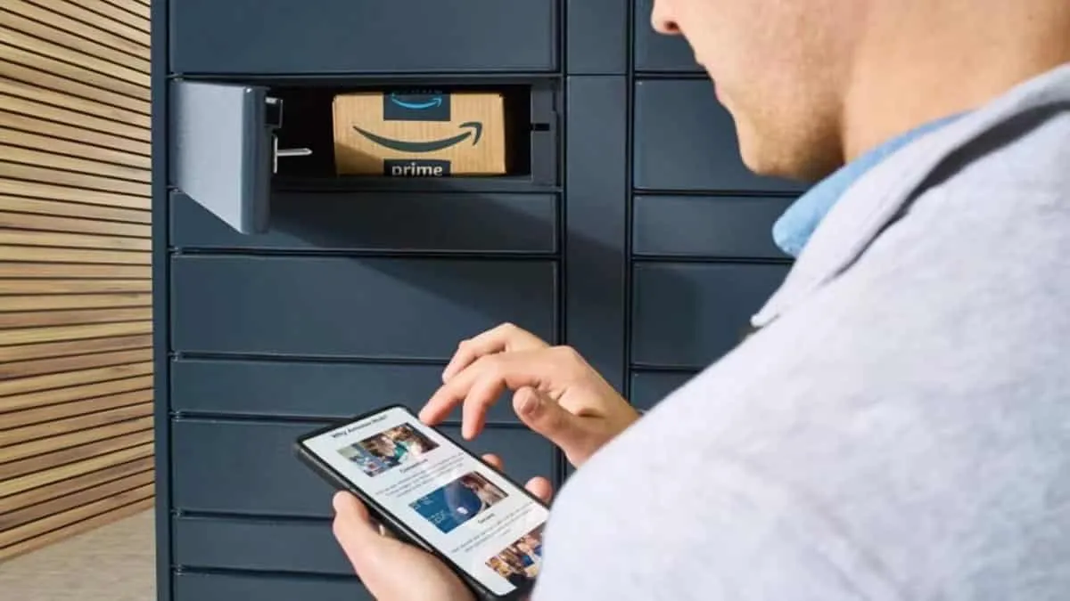 Photo d'un homme tenant un téléphone et récupérant un colis à une adresse Amazon Locker