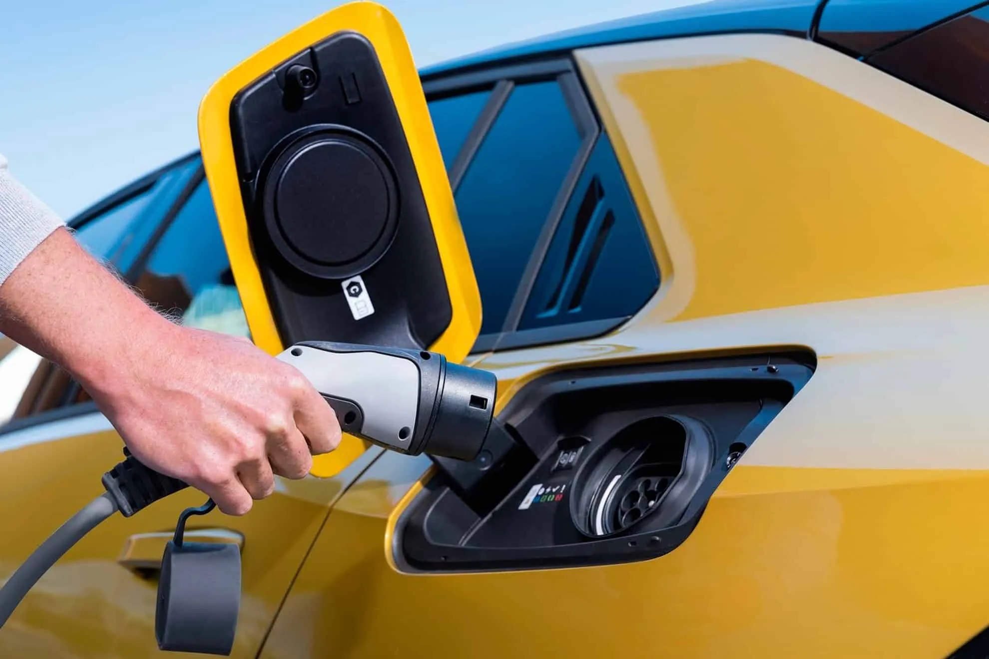 La solution pour libérer le câble de charge d'une voiture
