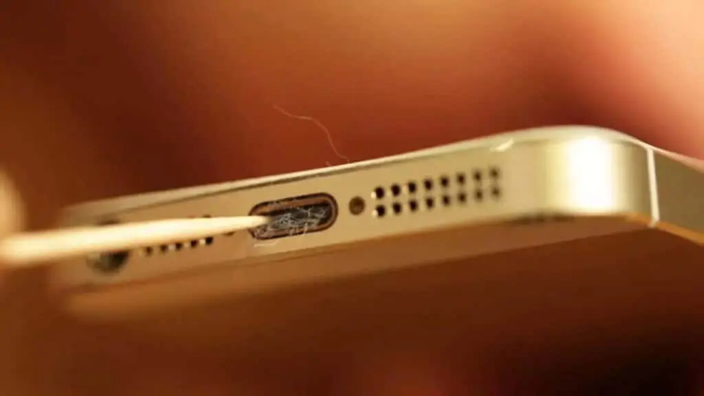 Comment nettoyer en toute sécurité le port de charge de votre iPhone