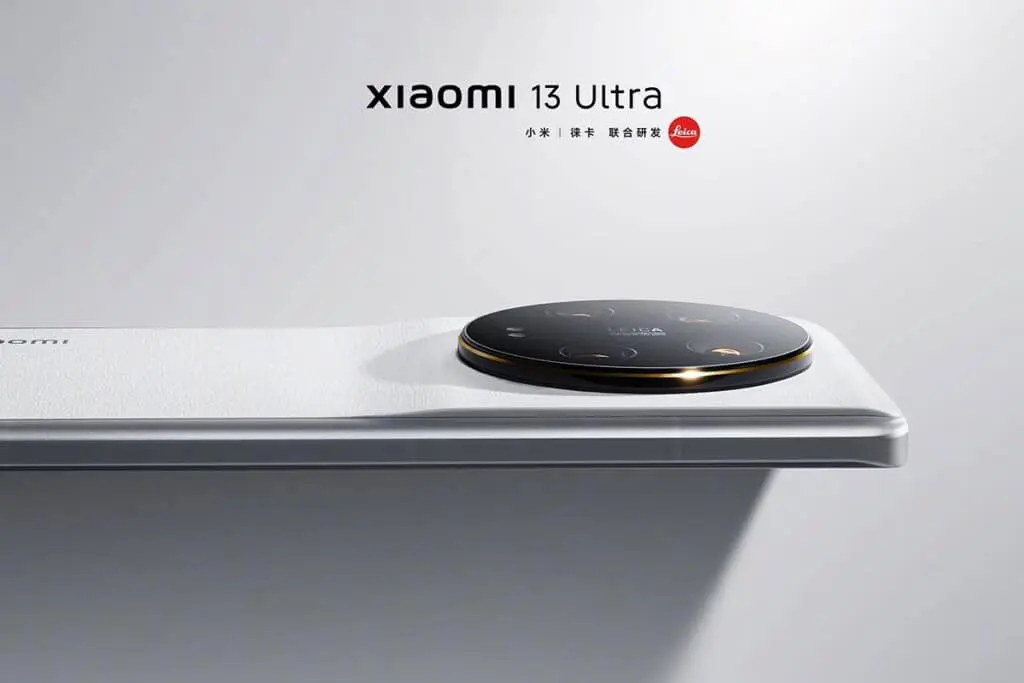 Xiaomi 13 Ultra en blanc montrant la bosse de l'appareil photo