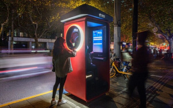 Shanghai réinstalle des cabines téléphoniques avec l'ancien téléphone par câble