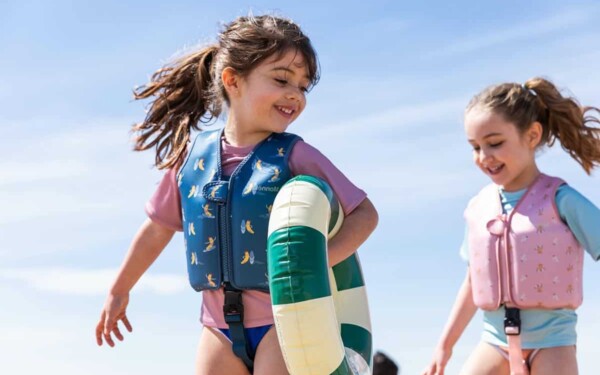 Meilleure alternative aux brassards : le gilet de flottaison pour enfant offre stabilité et liberté de mouvement