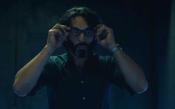Tomer Sisley porte des lunettes VR dans la série Vortex sur Netflix