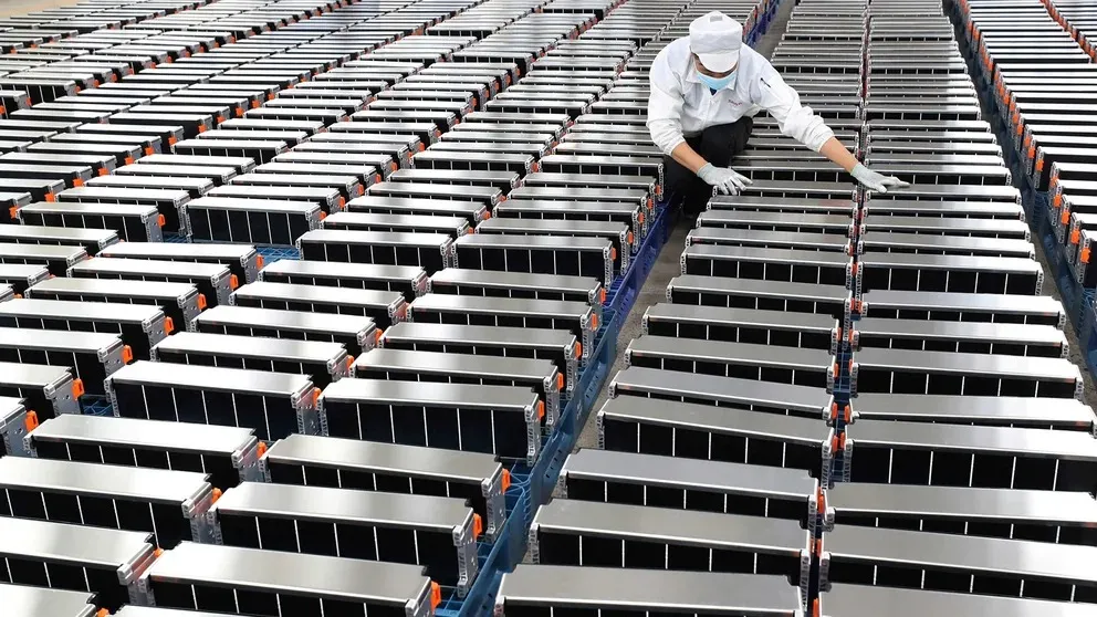 La Chine est le premier producteur mondial de batteries au lithium et le propriétaire de la quasi-totalité des gisements mondiaux de cobalt utilisés pour fabriquer des batteries.