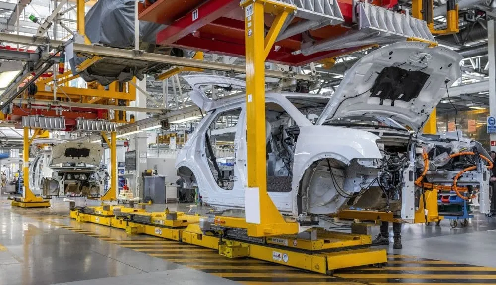 Renault démontre la production artisanale des prototypes de la R5 électrique