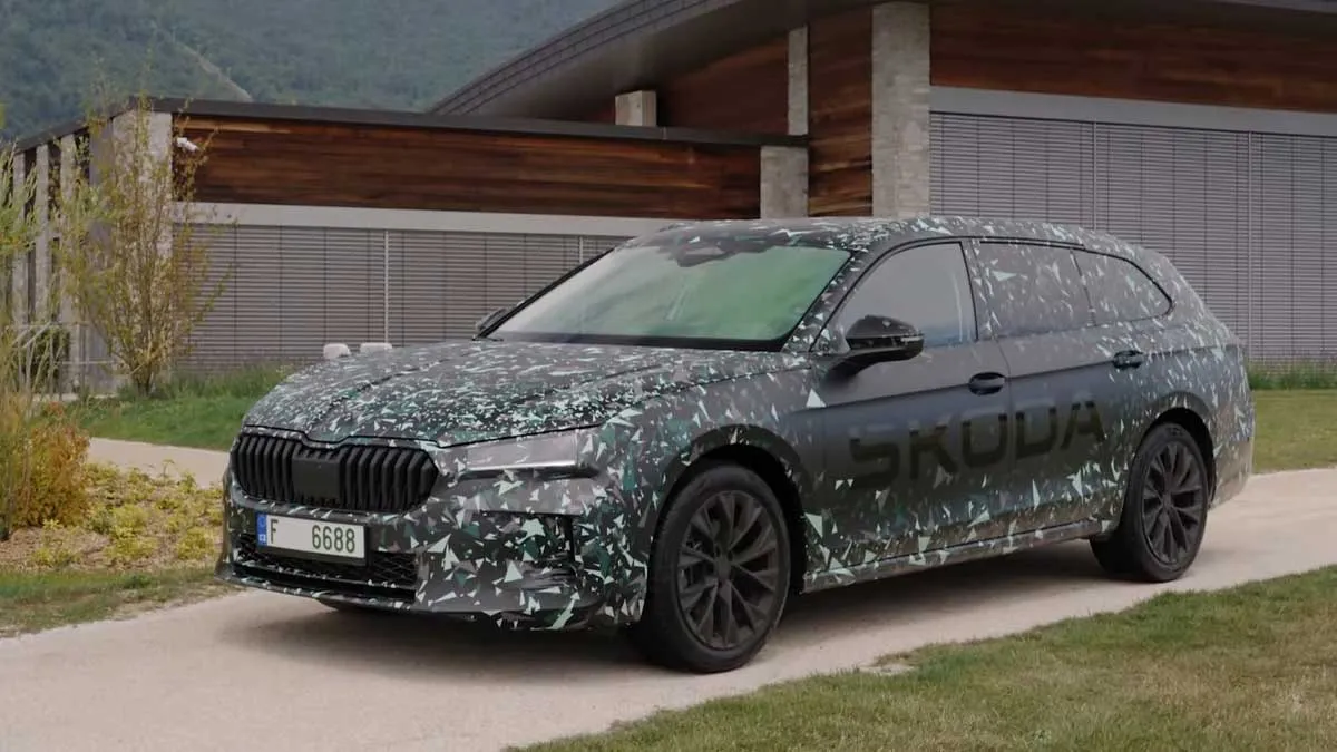Skoda Superb 2024 - côté