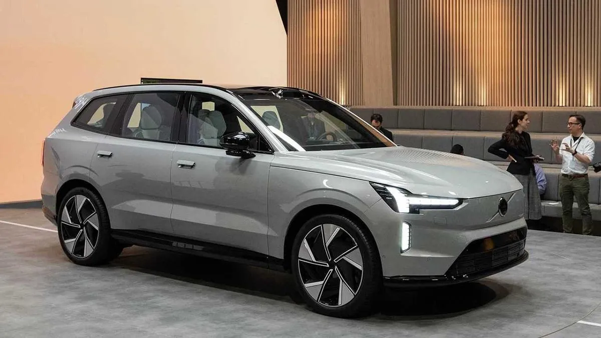 Le Volvo EX90 est le fleuron de la marque suédoise et est 100 % électrique.