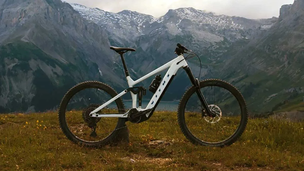 E-Mythique-vitus La marque française au demi-siècle d'histoire vient de lancer son nouveau VTT électrique.