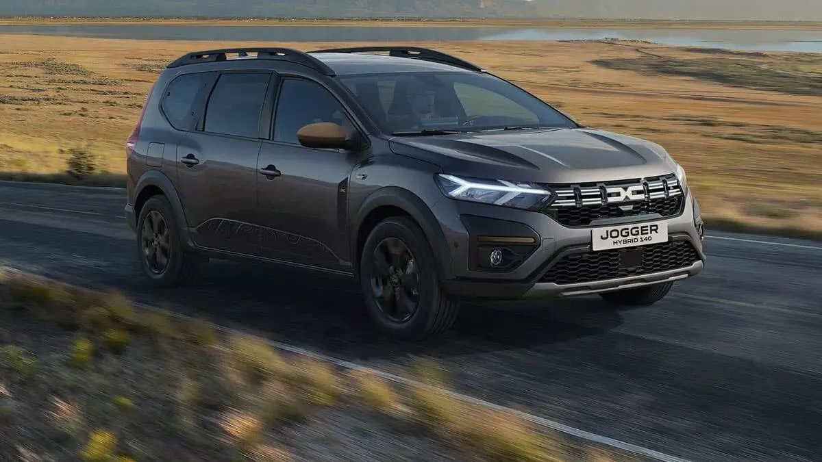 Il a des solutions esthétiques de SUV, mais il s'agit plutôt d'un break du segment B avec une carrosserie très étirée.