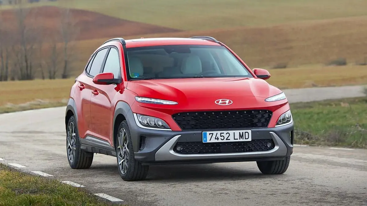 le Kona hybride a la taille du Toyota Yaris Cross,