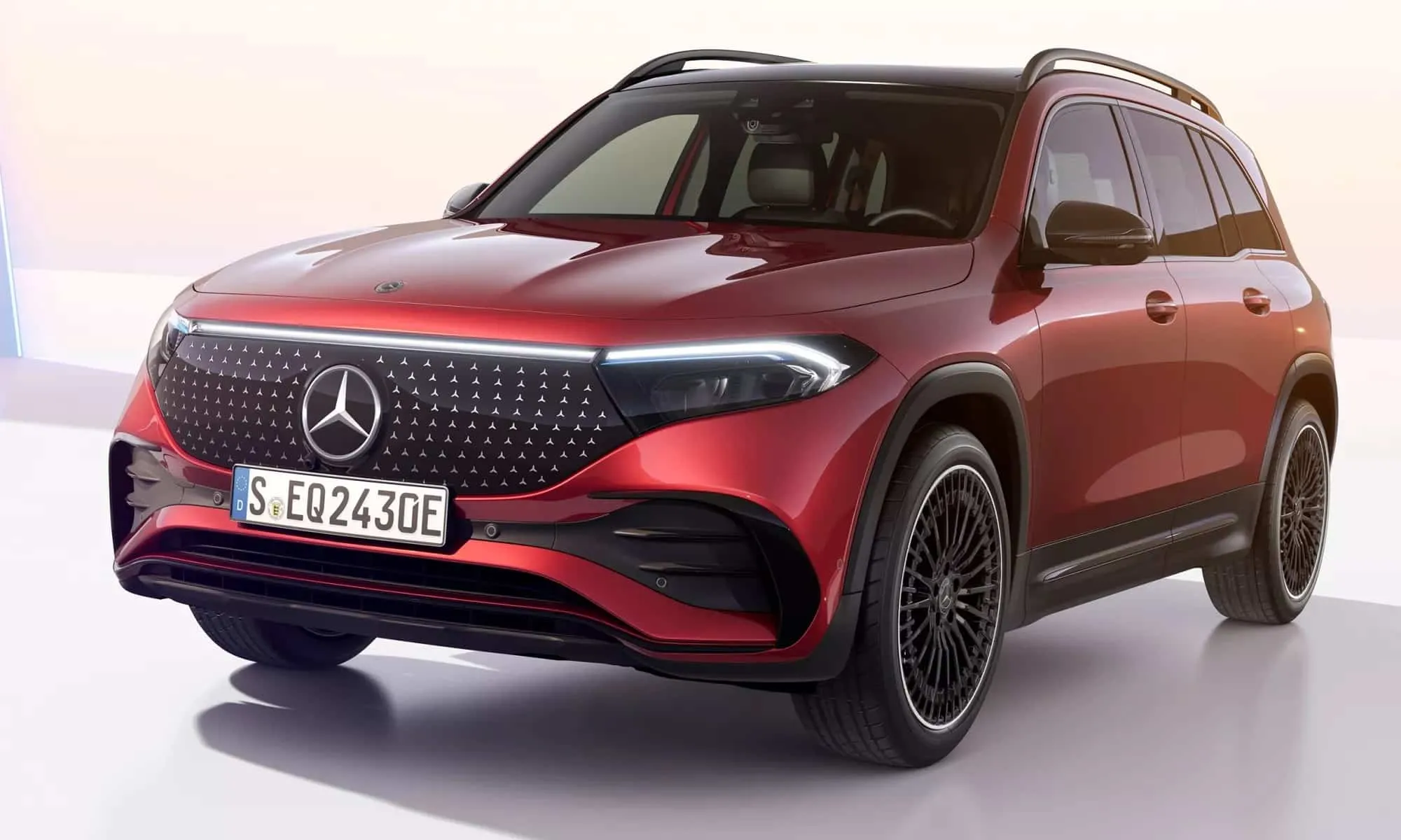 Mercedes EQB 2024 : 560 km d'autonomie et plus d'équipements pratiques que jamais