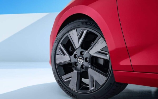 Première grande marque à proposer toutes ses voitures en version électrique d'ici à 2024