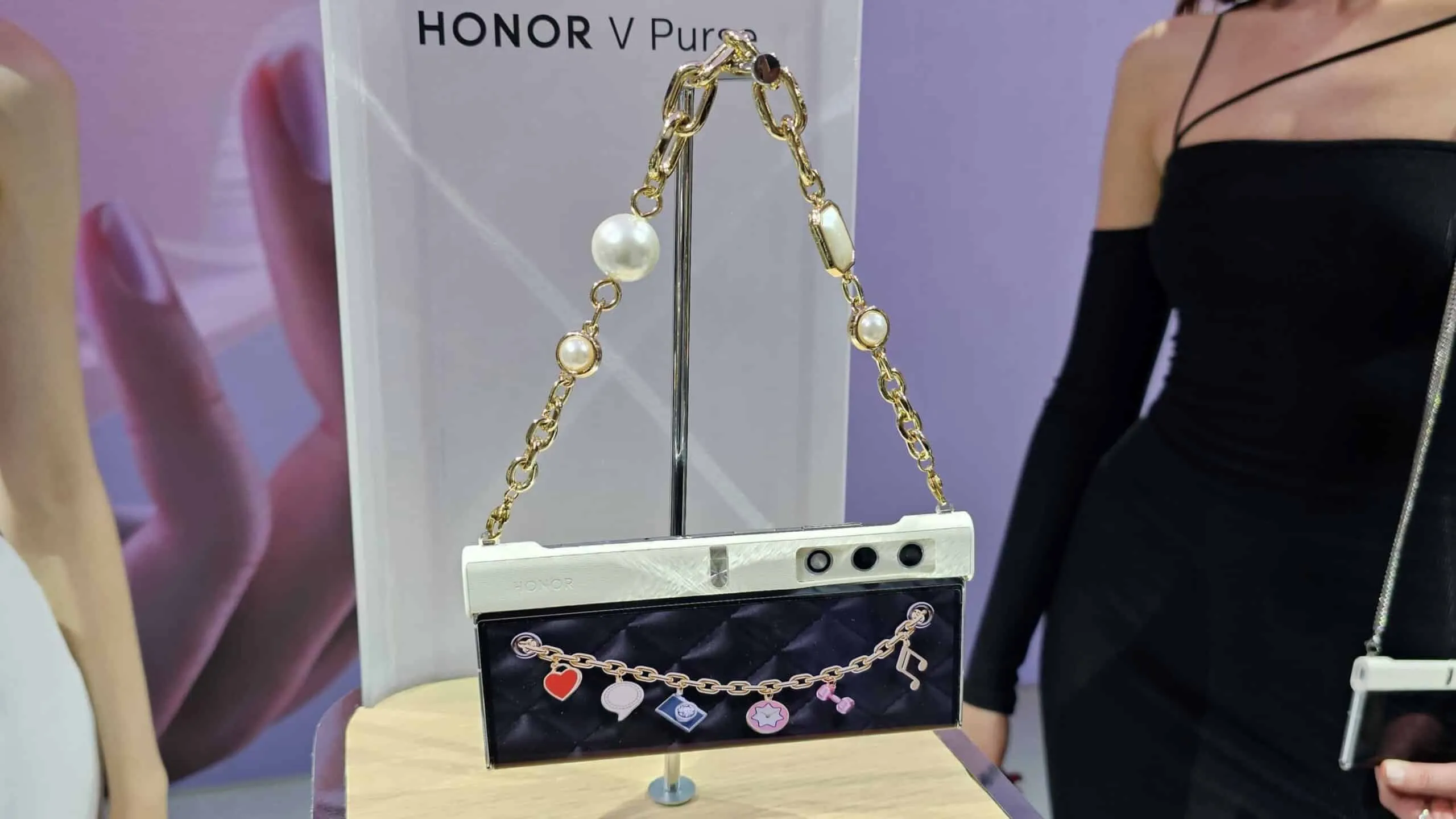 Honor lance le V Purse, le téléphone pliable que vous pouvez porter comme un sac a main
