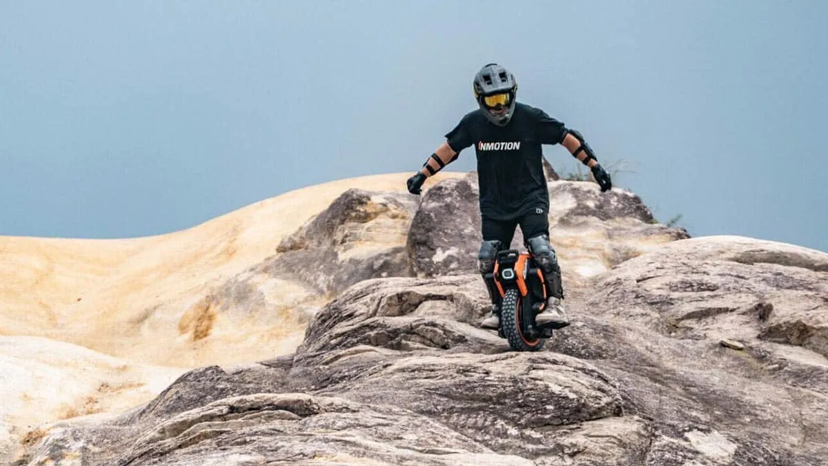 Le monocycle le plus aventureux du monde : une roue, 110 km/h