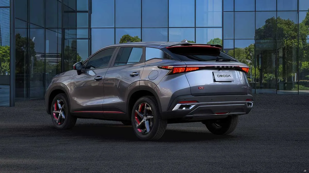 L'Omoda 5 est un SUV compact de 4,4 mètres équipé d'un moteur à essence de 185 ch.