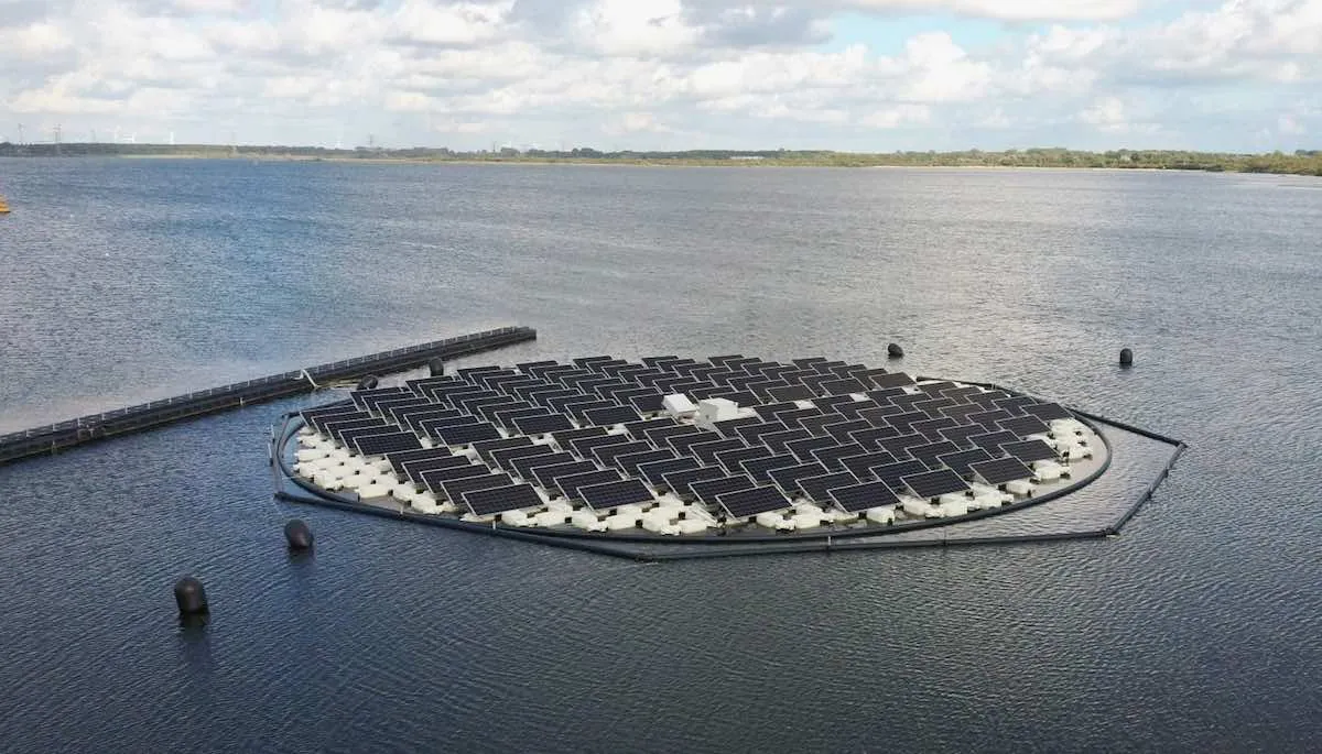 Les systèmes photovoltaïques flottants avec suivi solaire pourraient être la prochaine évolution des installations solaires dans le monde entier