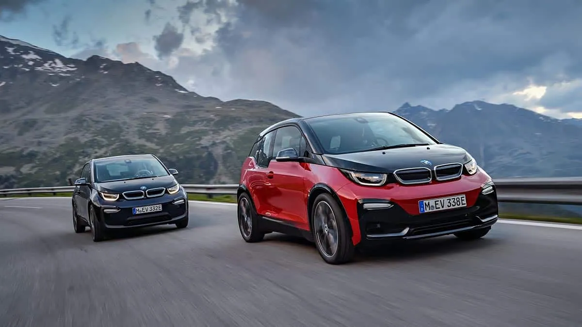 bmw-i3-2024 La BMW i3 revient avec un nouveau nom et un nouveau design pour devenir la voiture électrique la moins chère de la marque