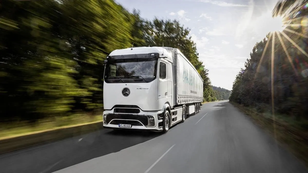Mercedes dévoile la série eActros 600, un camion électrique longue distance.