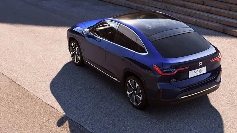 L'aileron arrière se déploie à différentes vitesses et sous différents angles.