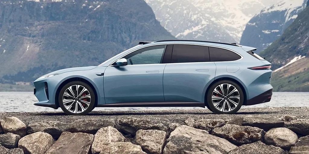 Voiture électrique mixte chinoise avec batterie interchangeable : la Nio ET5 Touring