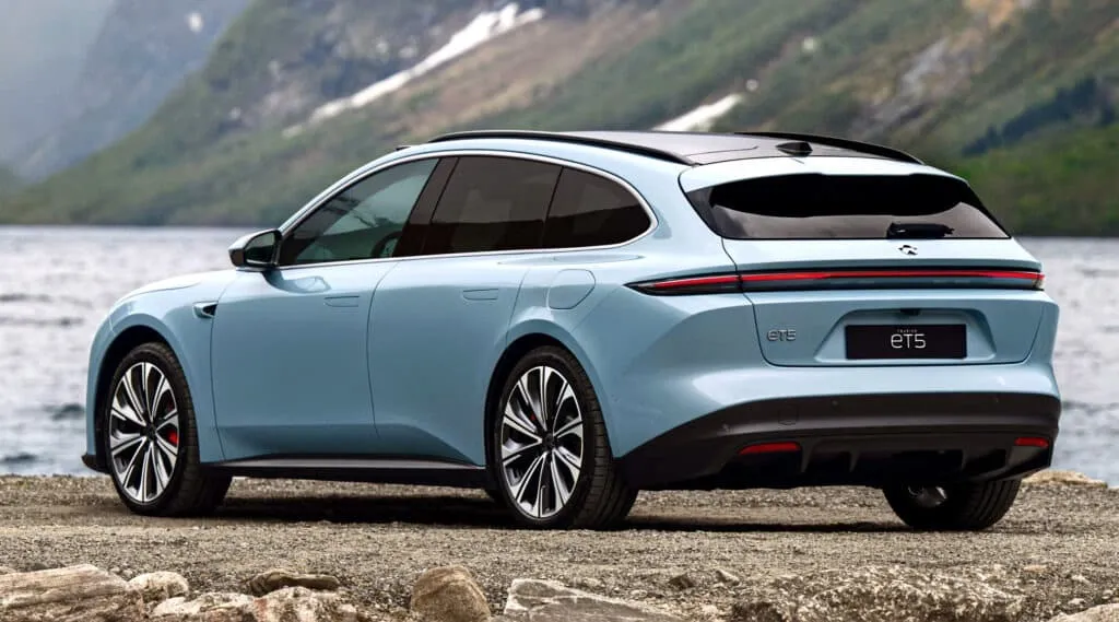 Voiture électrique mixte chinoise avec batterie interchangeable : la Nio ET5 Touring