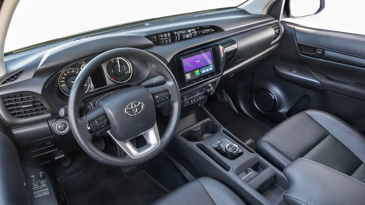 À l'intérieur, le levier de vitesse et le châssis sont les principales différences avec un Hilux diesel.
