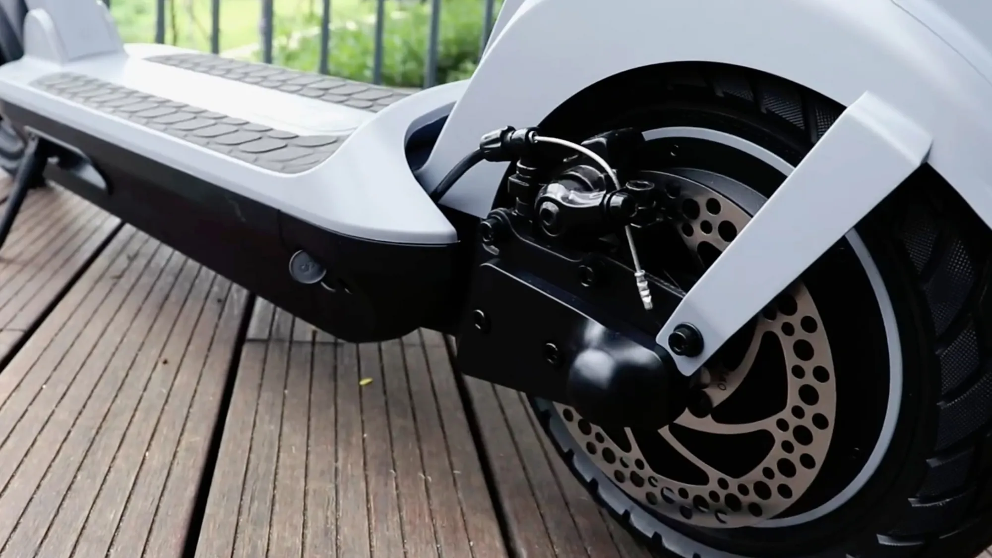 Double suspension, 45 km d'autonomie et une belle puissance pour une trottinette électrique désormais en promotion
