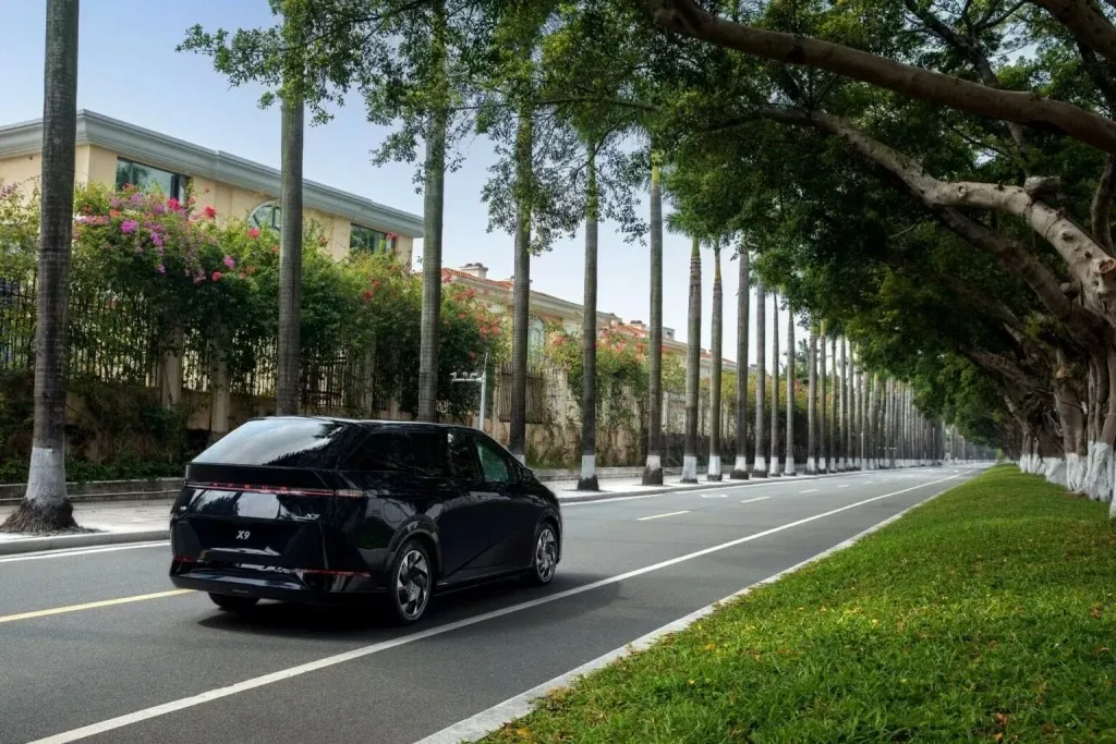 2023 Xpeng X9. Image sur route.