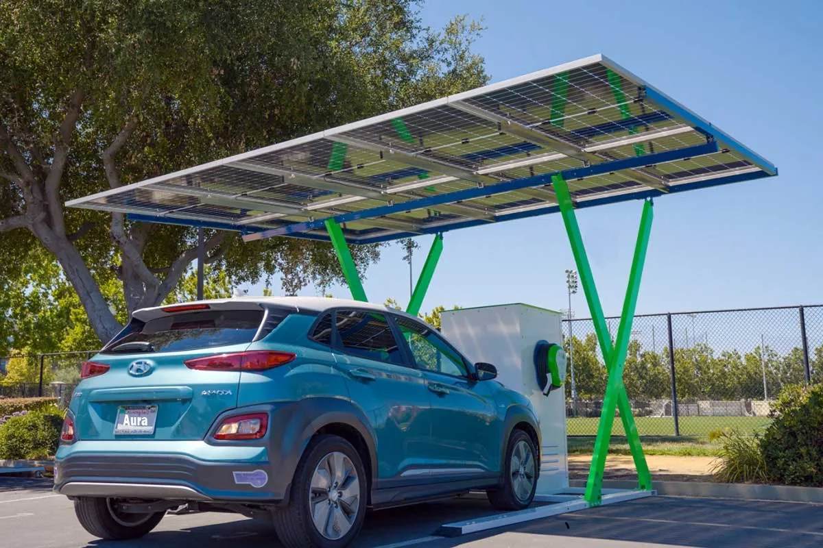 chargeur-solaire-voiture Est-il possible de recharger des voitures électriques à l'aide de panneaux solaires ?