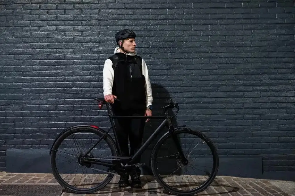 Decathlon Btwin Speed 900E Connect devant un mur de briques