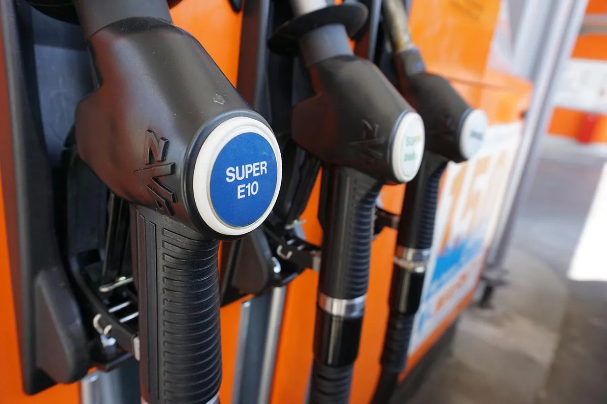 Comment économiser sur les coûts de carburant : 10 astuces simples et efficaces
