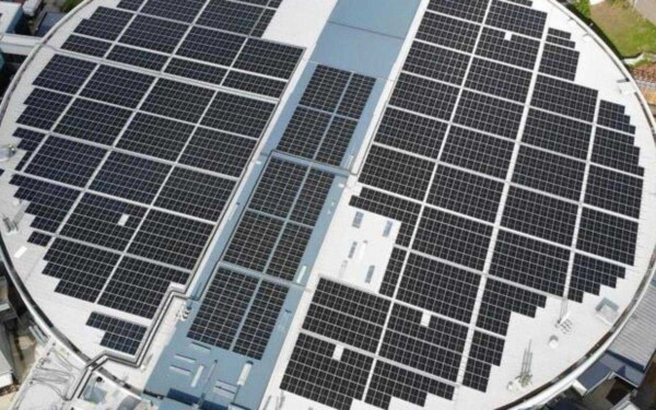 Une installation nucléaire australienne installe un énorme système solaire sur son toit pour économiser 2 millions de dollars