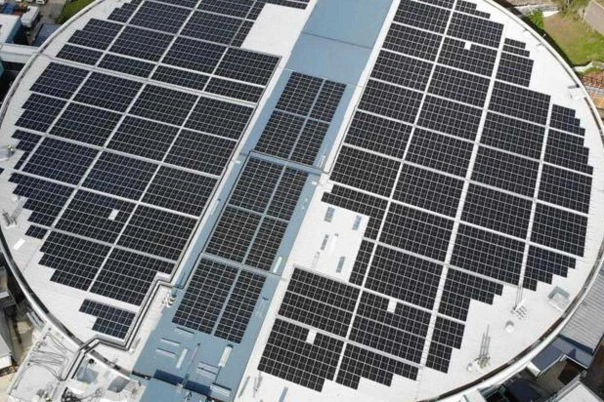 Une installation nucléaire australienne installe un énorme système solaire sur son toit pour économiser 2 millions de dollars