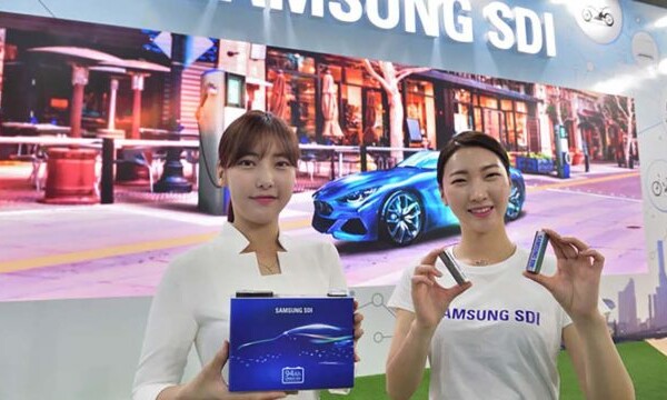 Présentatrices avec produits Samsung SDI.