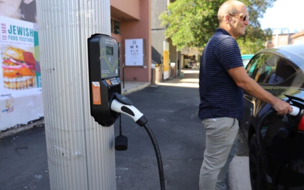 La première « rue préparée pour les véhicules électriques » est lancée en Australie, chargeurs sur lampadaires et utilisation gratuite
