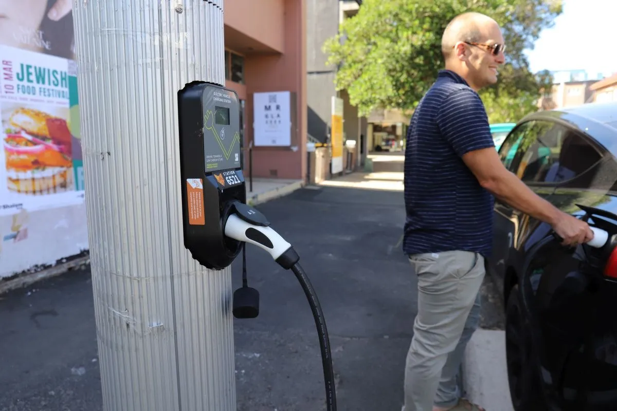 chargeur-gratuit-austalie La première « rue préparée pour les véhicules électriques » est lancée en Australie, chargeurs sur lampadaires et utilisation gratuite