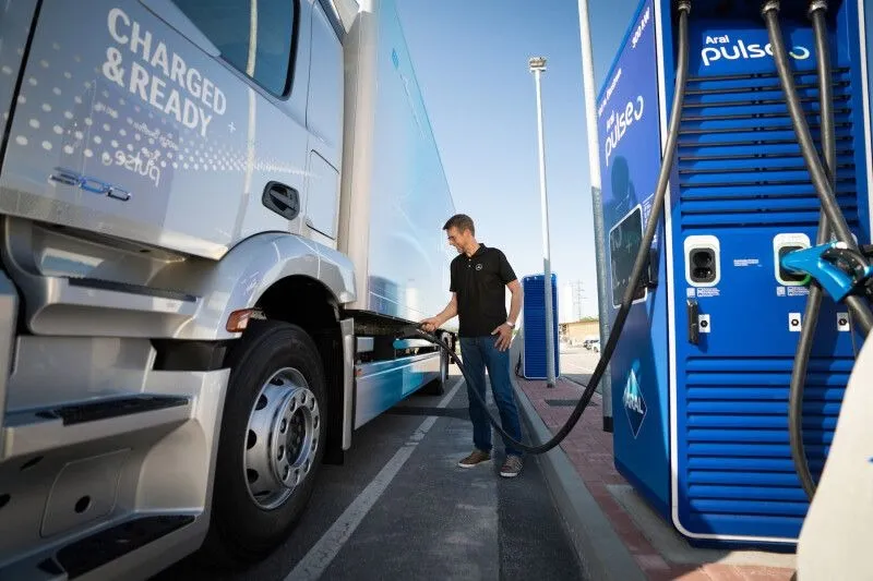 Grâce à une puissance de charge élevée, l'eActros peut parcourir plus de 1 000 kilomètres par jour.