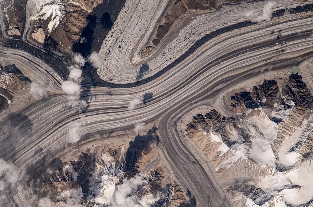 Pourquoi y a-t-il des routes au sommet de l'Himalaya ? Cette image de la NASA prouve le surprenant phénomène naturel.