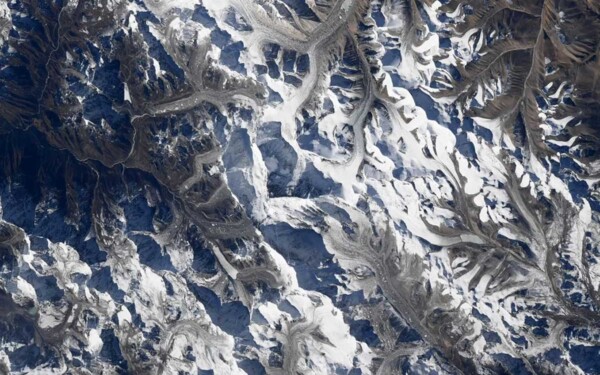Pourquoi y a-t-il des routes au sommet de l’Himalaya ? Cette image de la NASA prouve un phénomène naturel surprenant