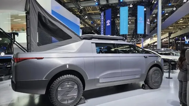 Le constructeur automobile chinois Dongfeng a présenté au salon de l'auto de Pékin une copie du Tesla Cybertruck .