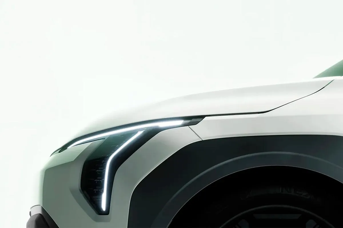 Kia dévoile les premières images de son nouveau SUV compact électrique EV3