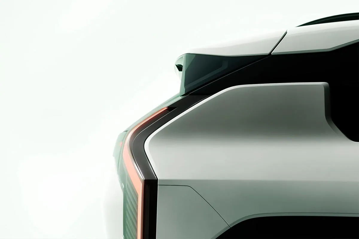 Le volume arrière de la nouvelle KIA EV3 arbore un style avant-gardiste.