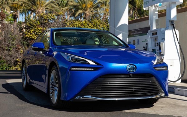 Toyota mise sur l'hydrogène pour l'avenir de l'Europe, mais un recours collectif pointe une voiture « presque inutile »