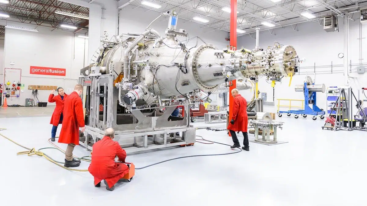 Gros plan sur les composants critiques du système de fusion, révélant la complexité de l'installation et la précision des équipements de contrôle