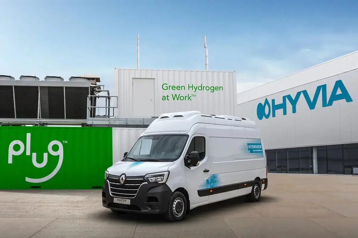 Usine désertée d'Hyvia à Flins montrant des lignes de production de véhicules à hydrogène abandonnées et des prototypes de fourgons Renault Master H2-TECH inachevés, symbole de l'échec industriel de la coentreprise entre Renault et Plug Power.