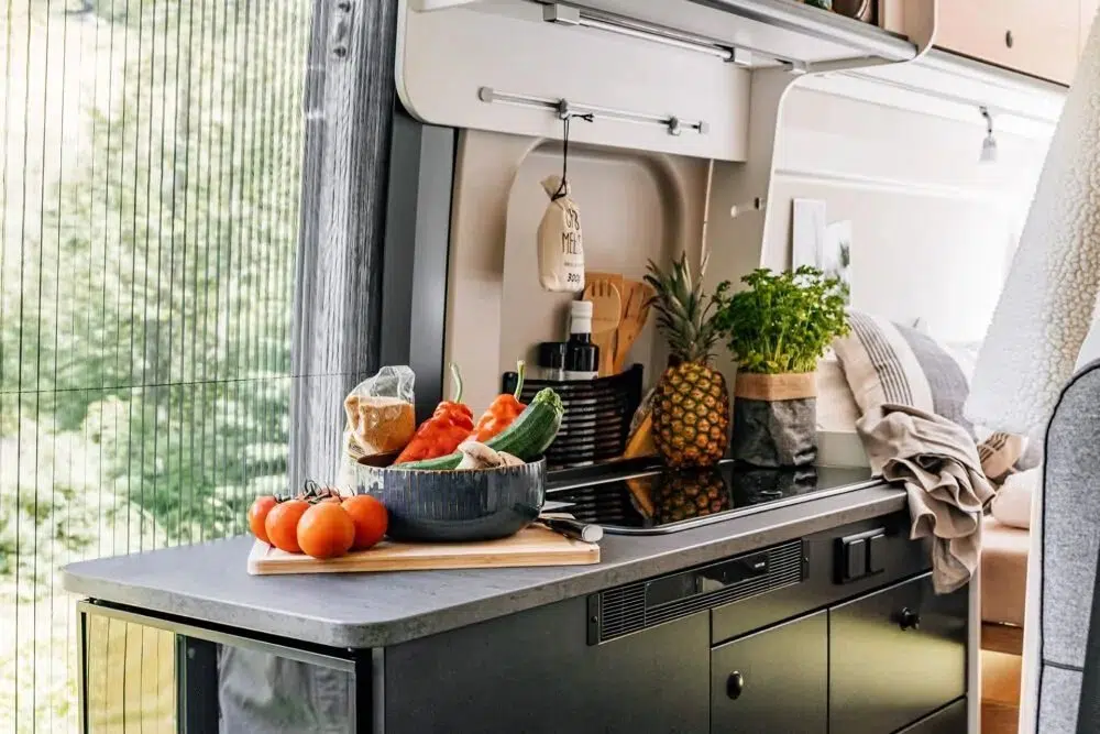Cuisine du Sunlight Cliff 540 avec deux feux gaz, évier inox et réfrigérateur 84 L