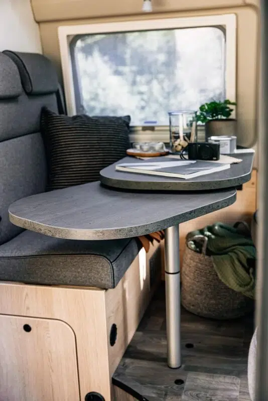 Intérieur du Sunlight Cliff 540 2025 avec coin repas, rangements et cabine avant pivotante